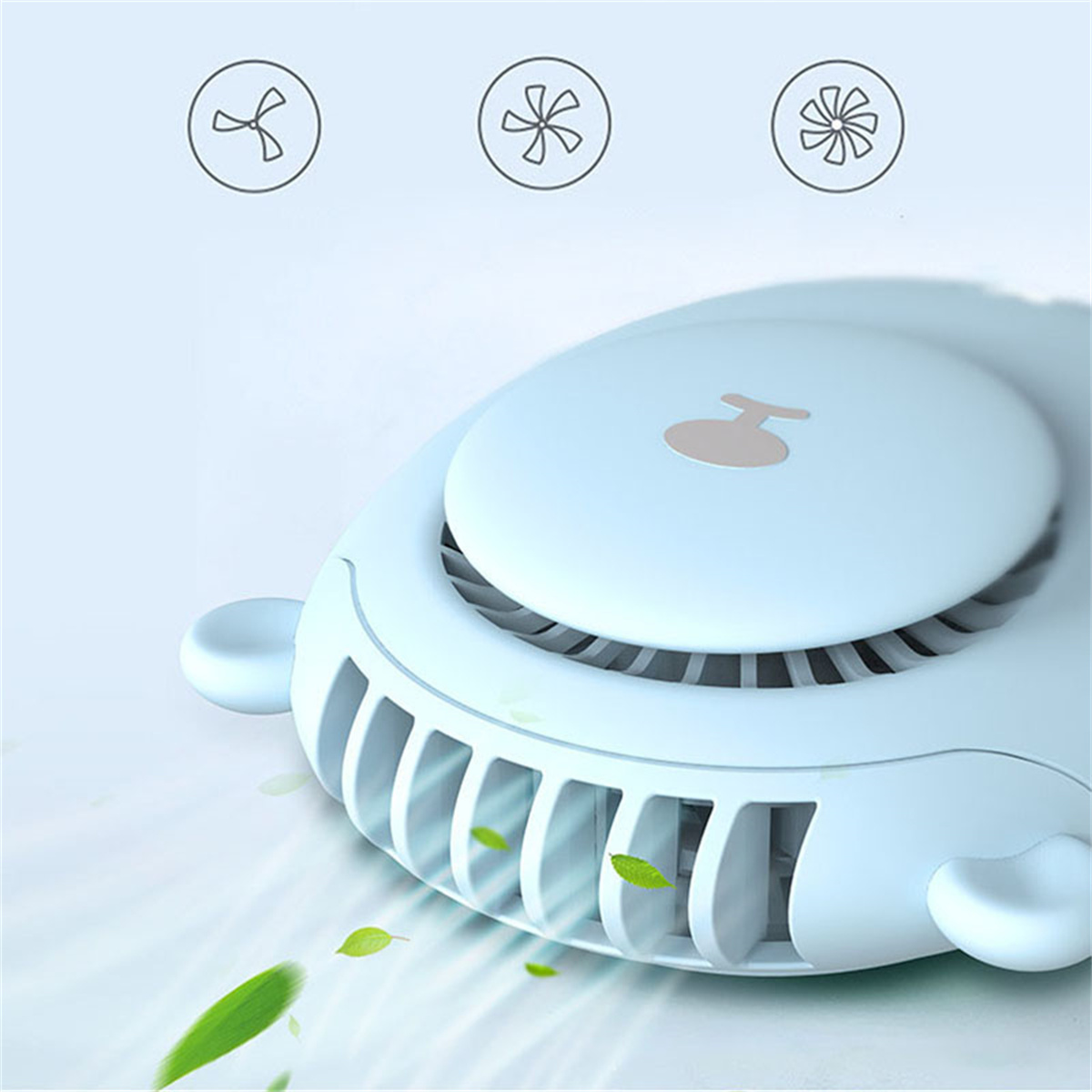 Ein kleiner, blauer persönlicher Ventilator mit drei Lüftersymbolen und wehenden grünen Blättern.