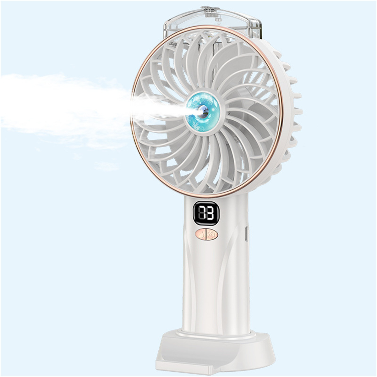 Weißer tragbarer Ventilator mit digitalem Display, versprüht Wasser. Blauer Himmel im Hintergrund.