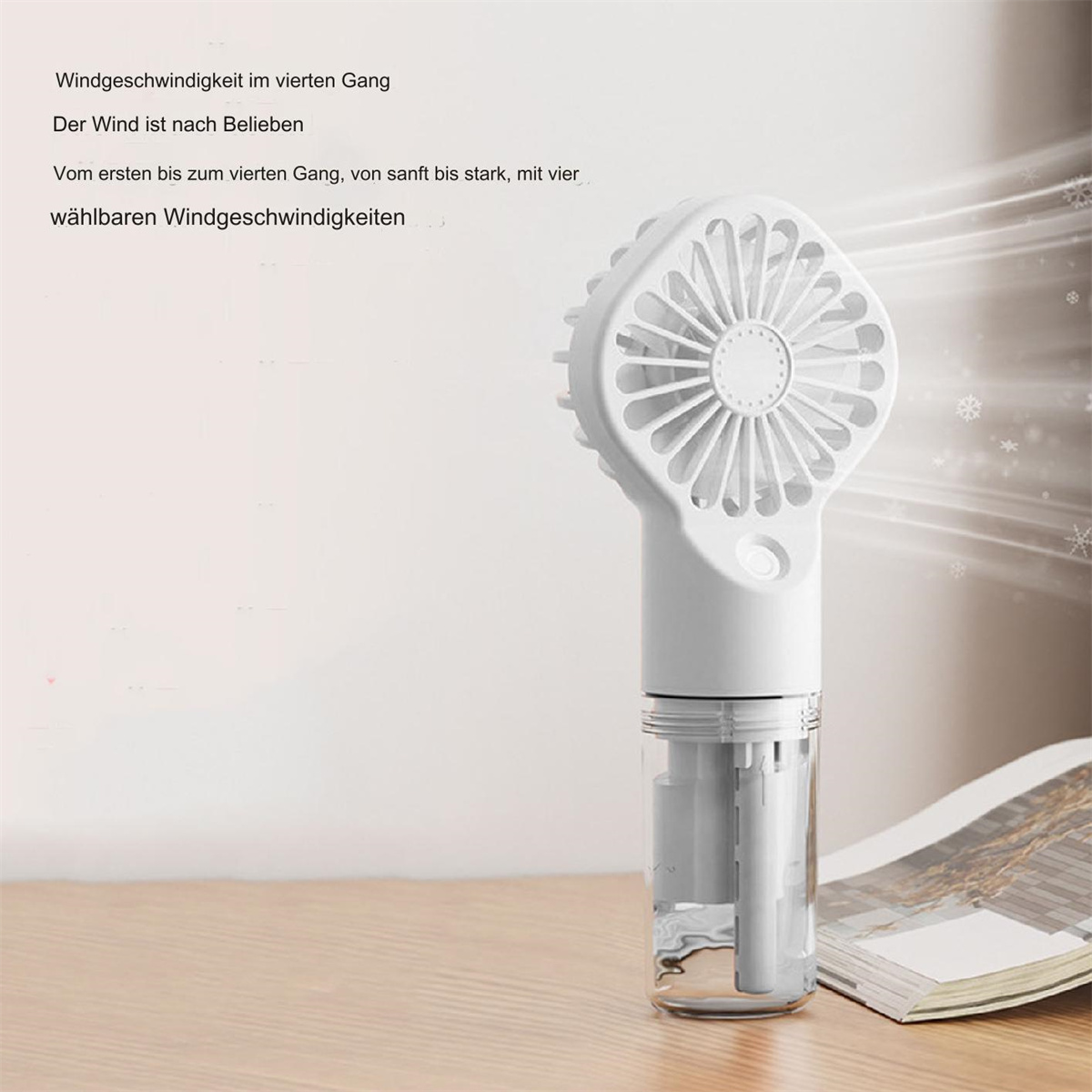 Weißer Handventilator mit Wassertank, weißem Griff und Ventilator. Text an der Seite.