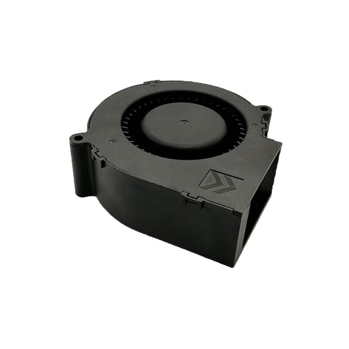 Eine schwarze Gebläselüfterkomponente. Es hat ein kreisförmiges Design mit einem abgewinkelten Auslass und einer zentralen Nabe.