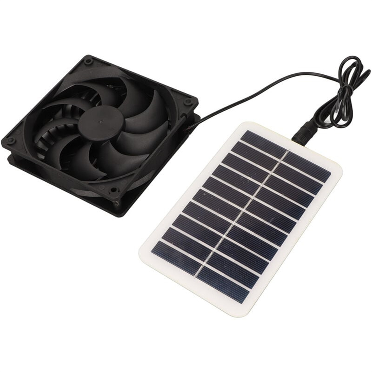 Ein schwarzer Lüfter ist an ein kleines Solarpanel angeschlossen. Der Lüfter hat gebogene Flügel und das Panel einen weißen Rahmen.