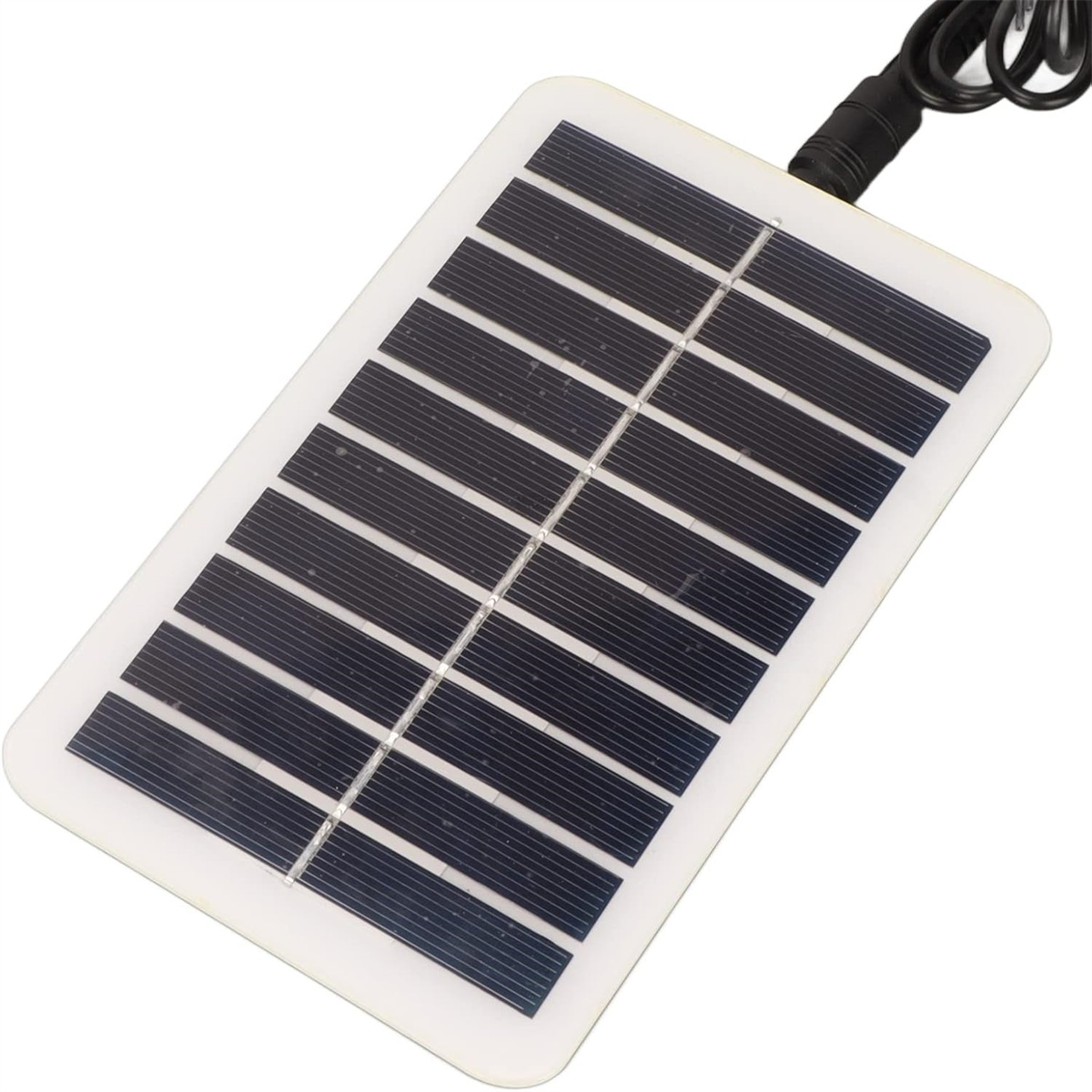 Ein kleines Solarpanel mit schwarzen Zellen, weißem Rahmen und schwarzem Kabel.