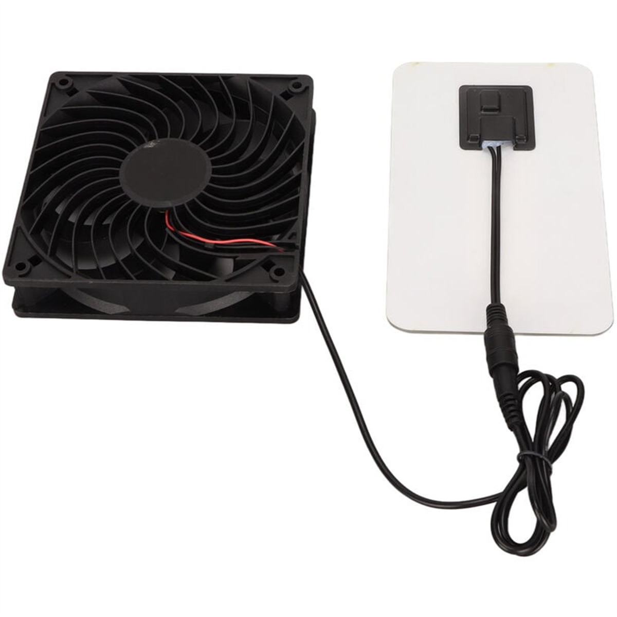 Schwarzer Ventilator, der über ein Kabel mit einer weißen Platte verbunden ist. Der Ventilator ist links.