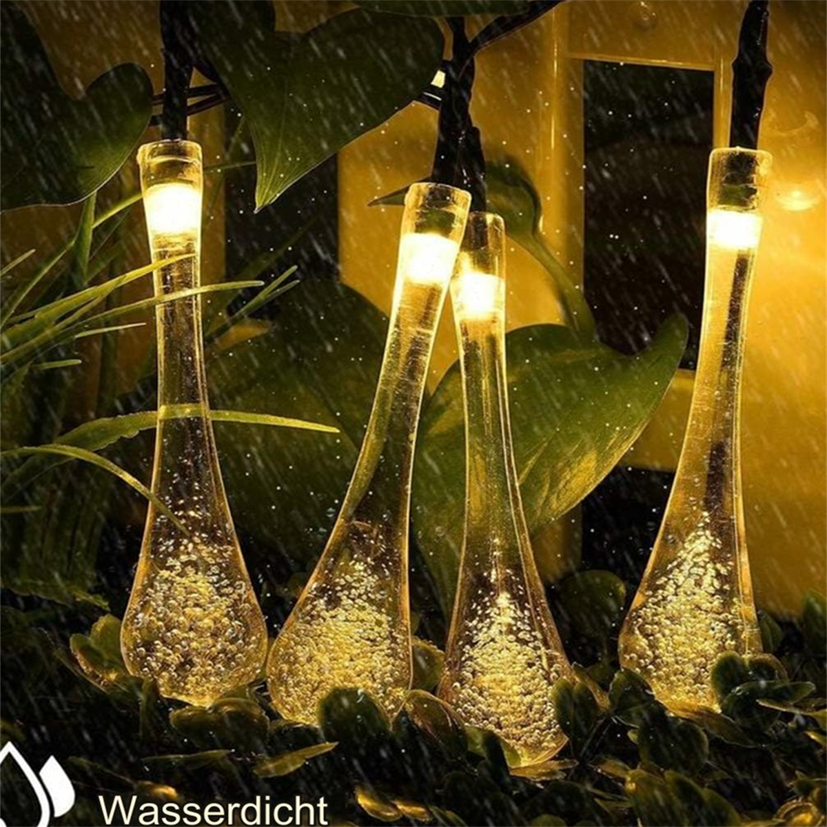 Vier Außenleuchten, jede in Tropfenform. Sie sind beleuchtet, mit Regen-Effekt.