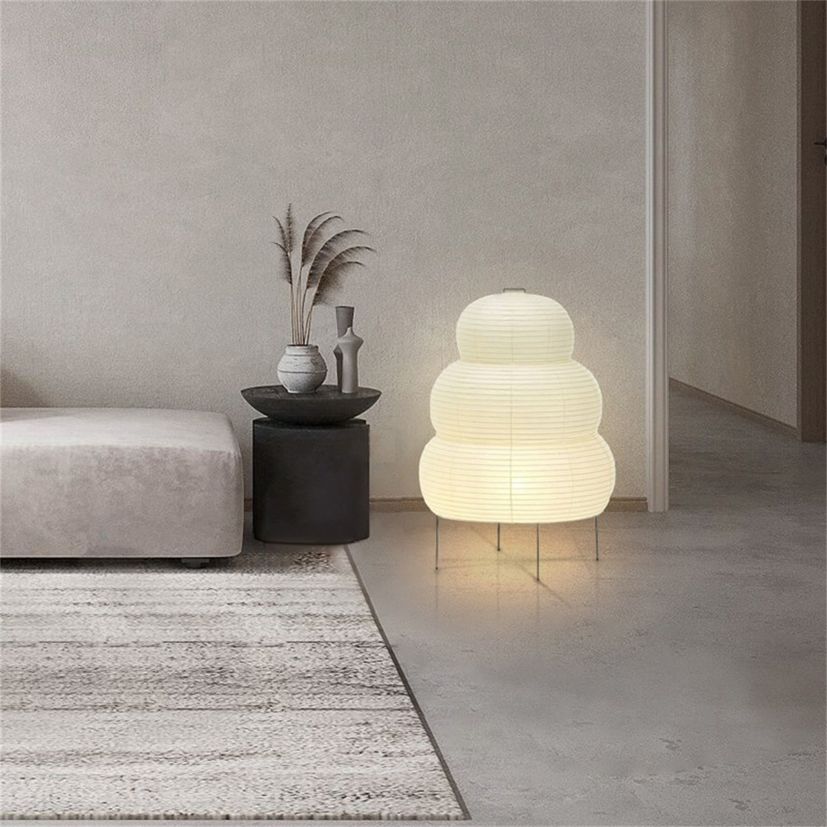 Ein modernes Wohnzimmer. Eine Stehlampe, ein Beistelltisch mit Dekoration und ein Sofa.