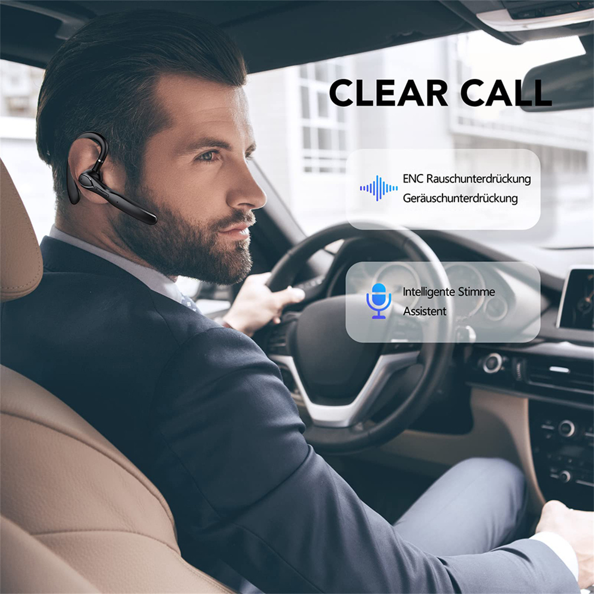 Ein Mann im Anzug, der in einem Auto ein Bluetooth-Headset trägt und fährt.
