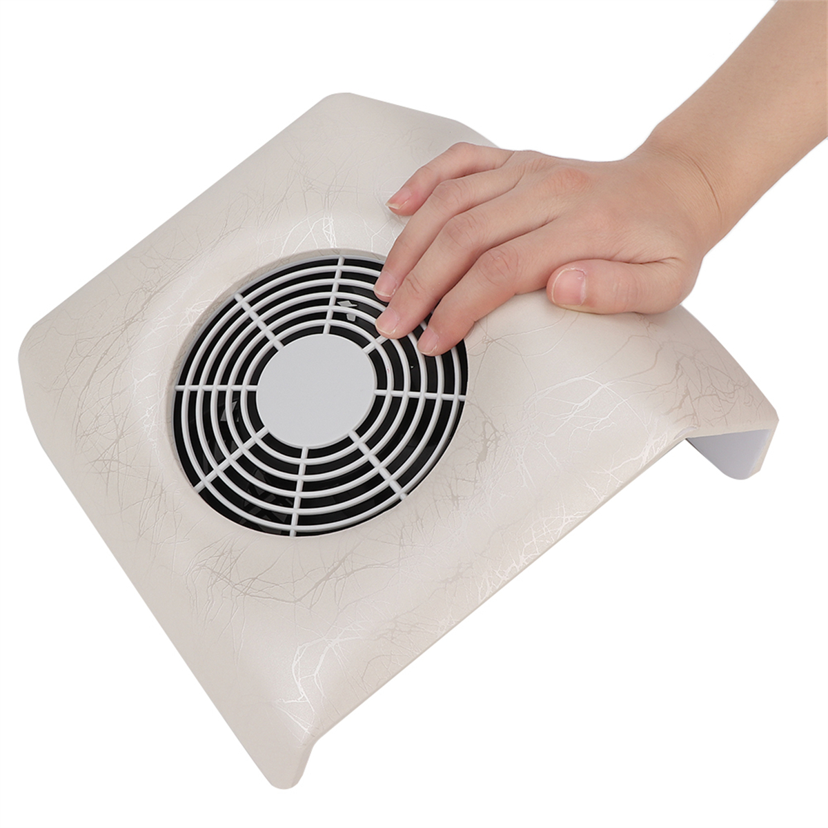 Die Hand einer Person über einem beigefarbenen fächerförmigen Gerät mit weißem Gitter. Das Gerät hat silberne Muster.