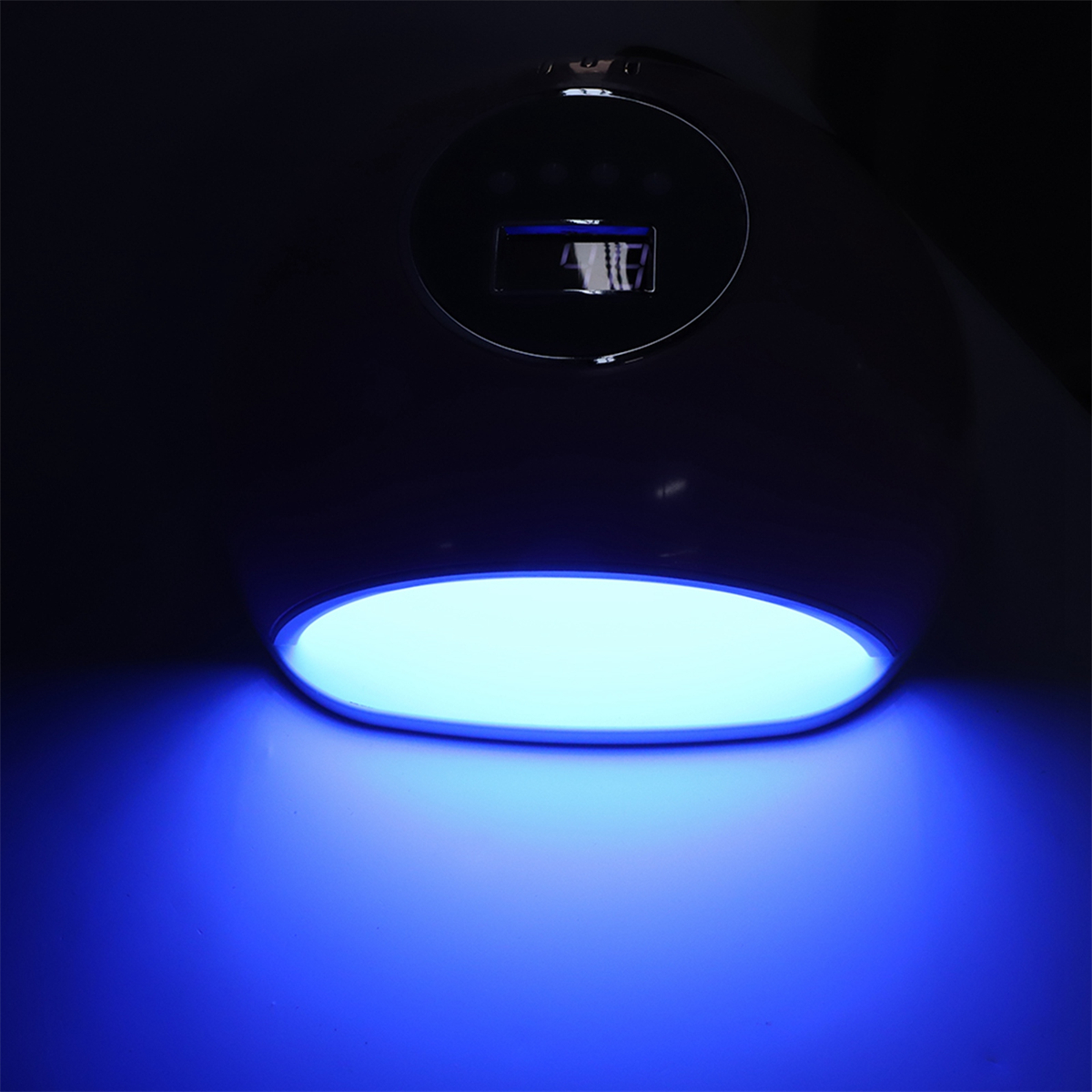 Ein schwarzes Gerät, das blaues Licht emittiert. Das Gerät hat ein digitales Display und einen abgerundeten Körper.