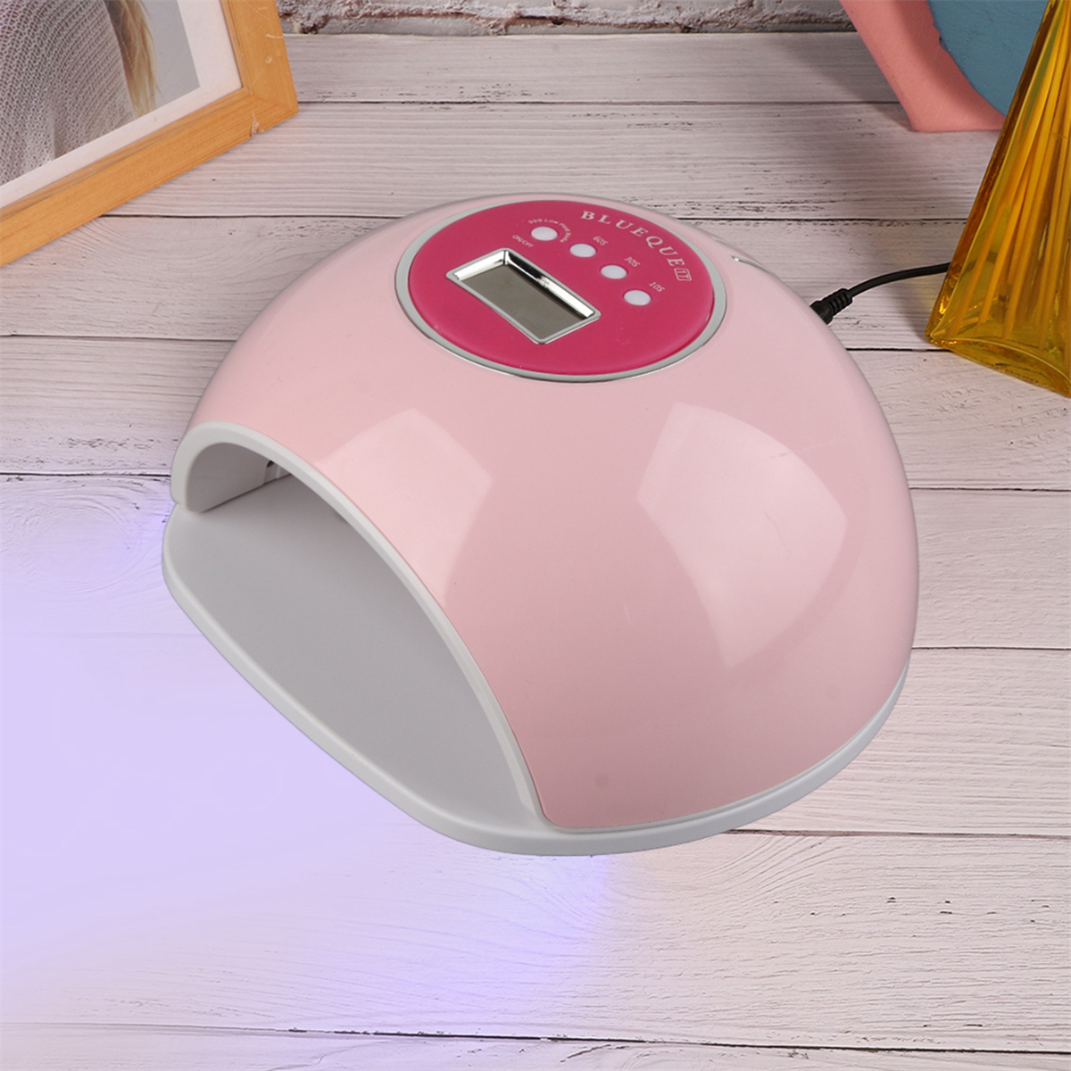 Eine rosa UV-Nagellampe mit Digitalanzeige.