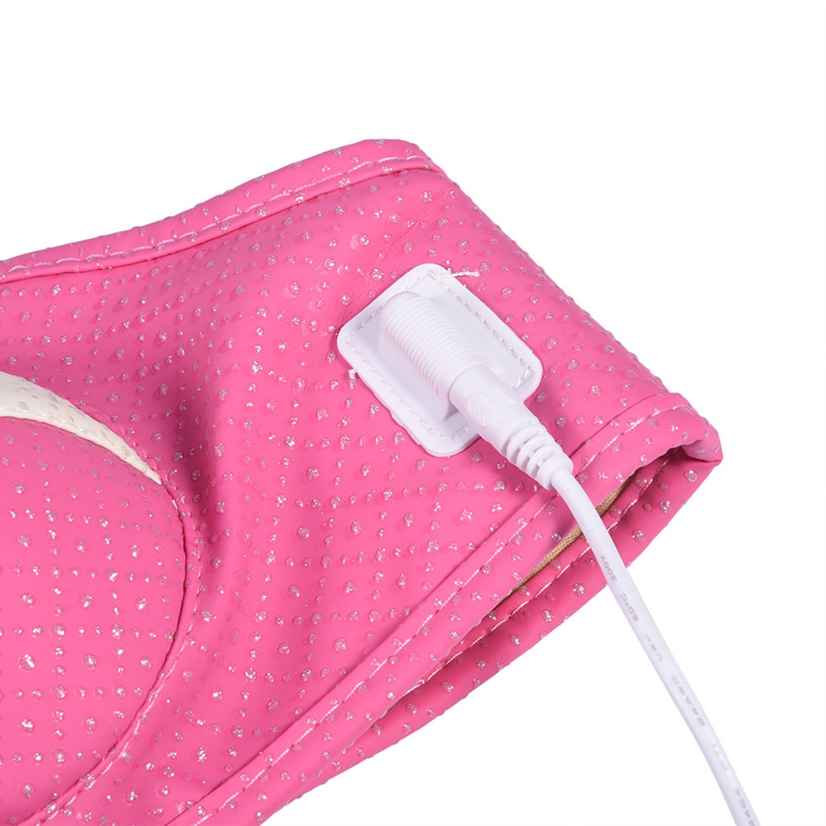 Ein rosa Heizkissen mit einem weißen Kabel, das eingesteckt ist, Nahaufnahme.