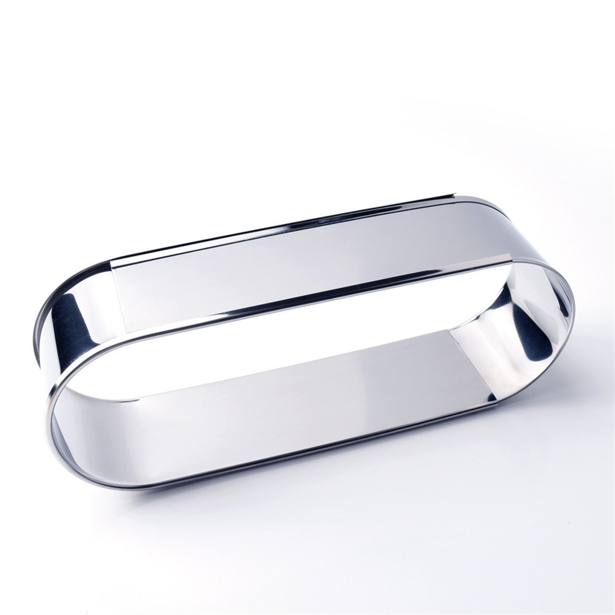 Eine glänzende, silberne, oval geformte Metallform. Der Hintergrund ist schlicht weiß.