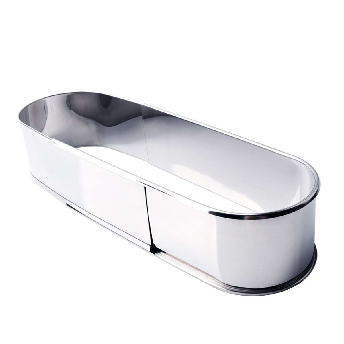 Ein silberner, oval geformter Ausstecher auf weißem Hintergrund. Metallische und reflektierende Oberfläche.
