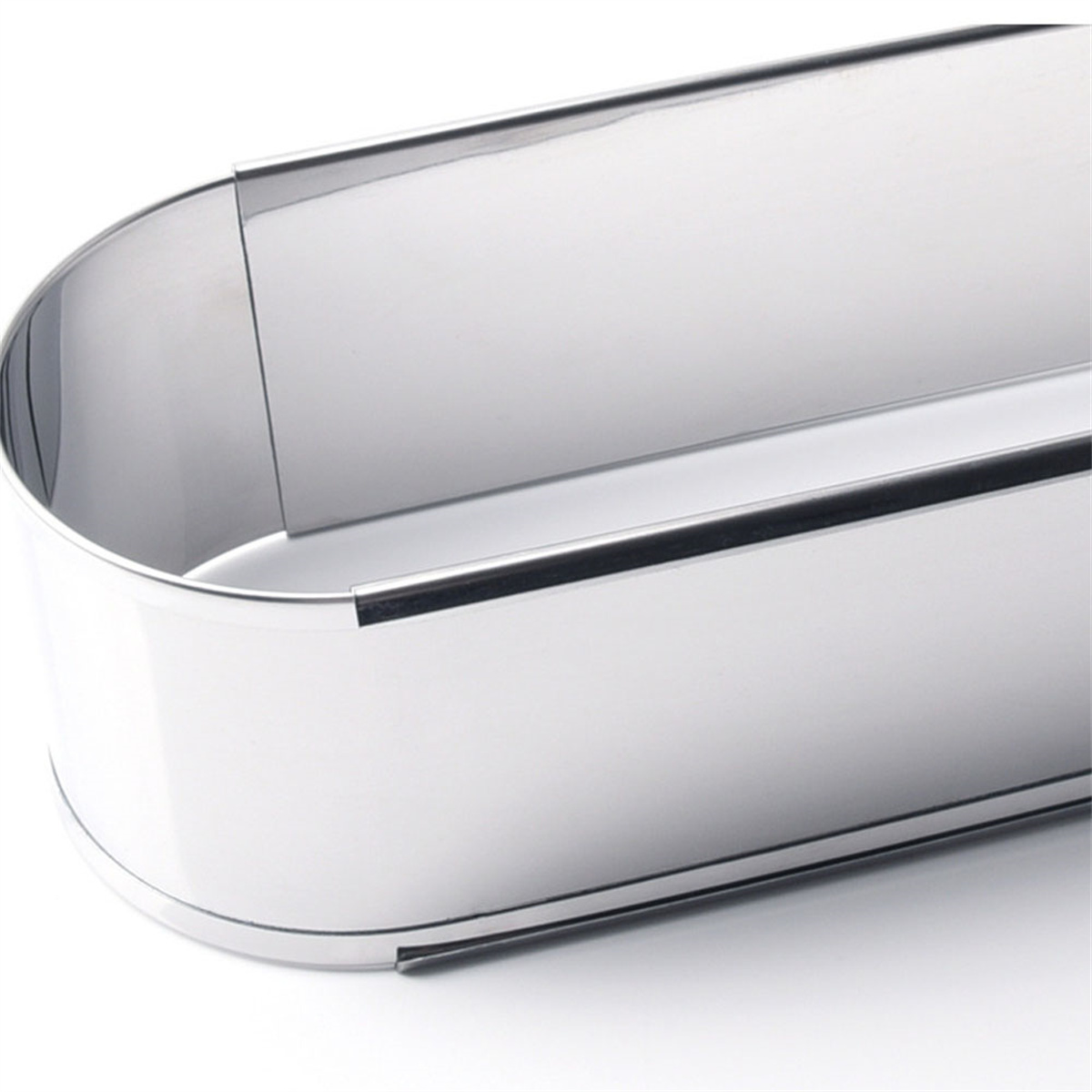 Glänzende silberne Metallbackform. Die Form ist oval geformt.