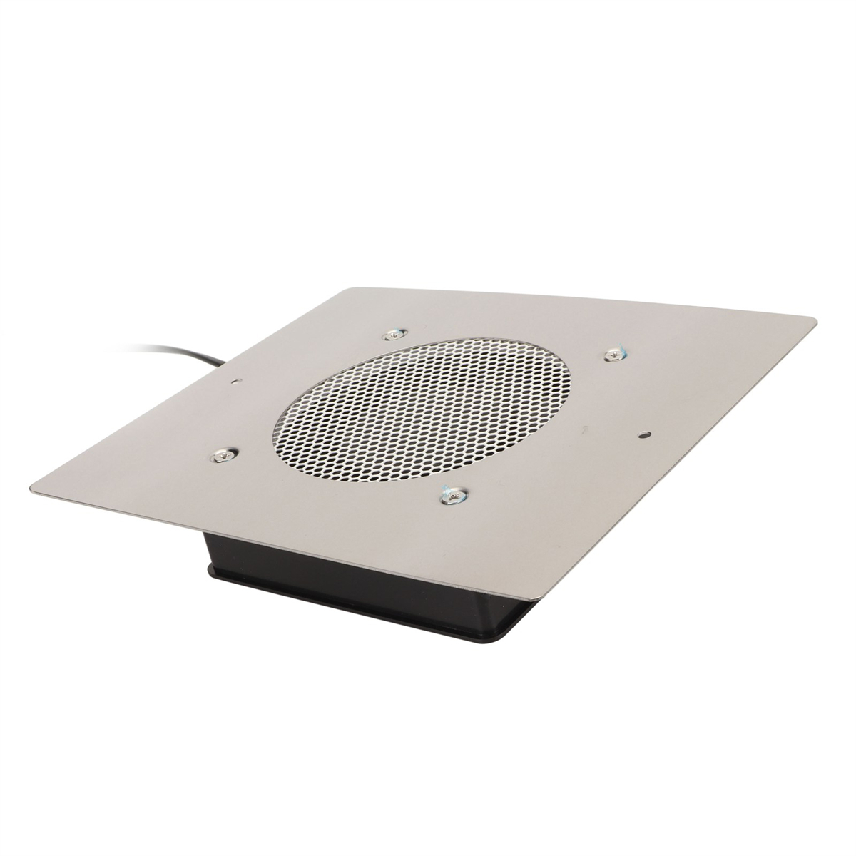 Quadratischer Metallluftfilter mit perforierter Mitte, montiert auf einer schwarzen Box. Vier Schrauben sichern ihn.