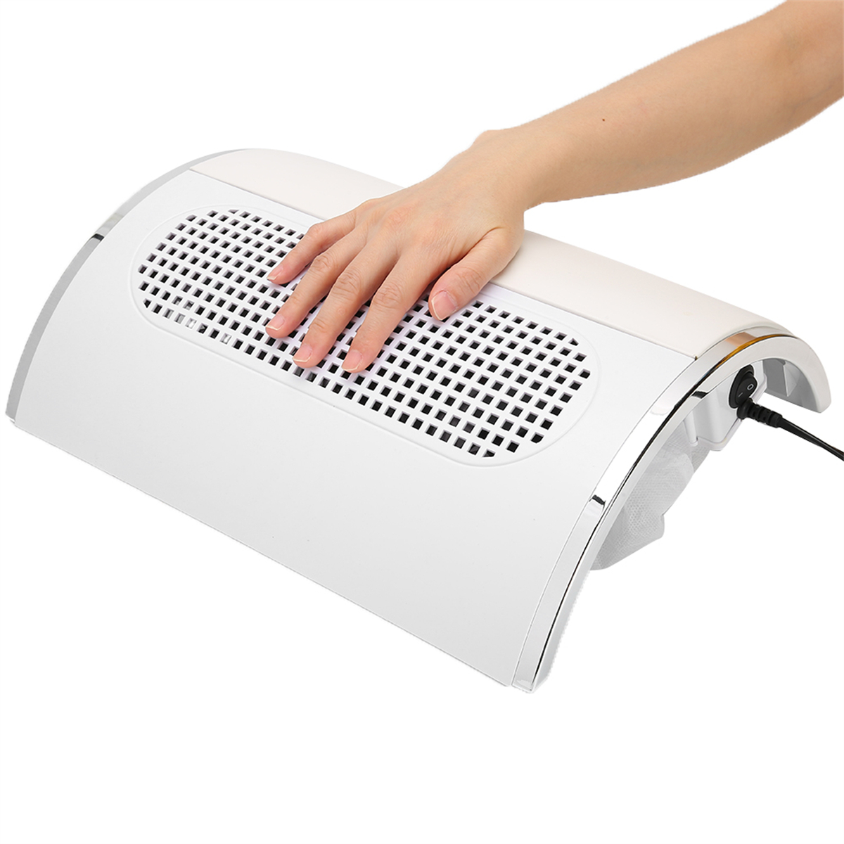 Hand, die auf einem weißen Nagelstaubabscheider mit Metallbesatz ruht.