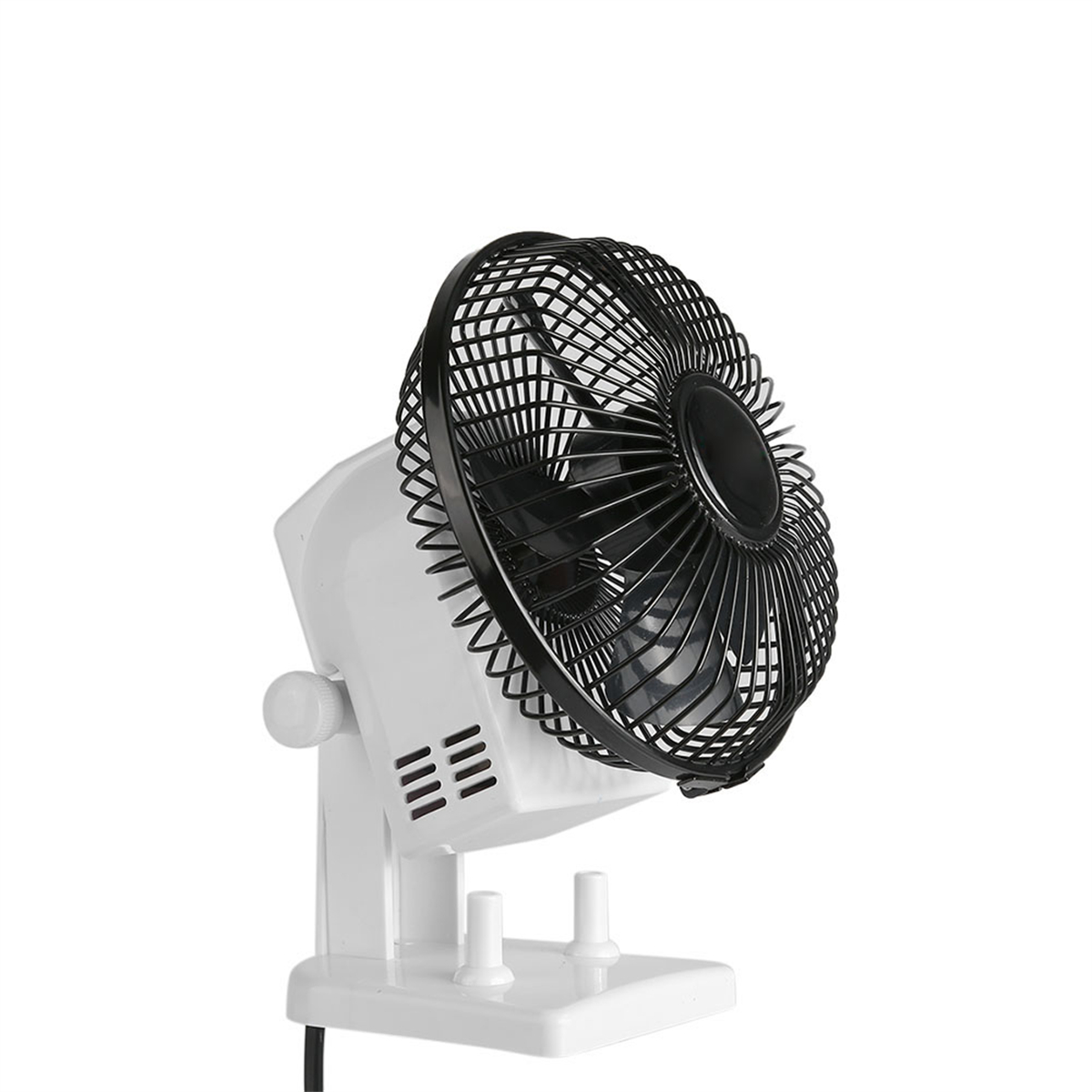 Weißer Schreibtischventilator mit schwarzem Gitter und Flügeln. Hat einen weißen Sockel und weißen Hintergrund.