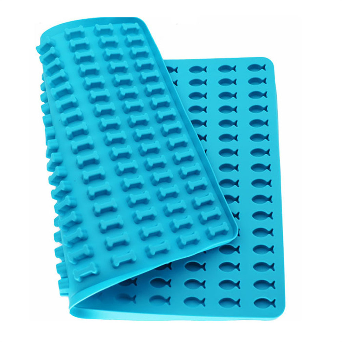 Zwei blaue Hundefuttermatten mit Knochen- und Fischabschnitten, weißer Hintergrund.