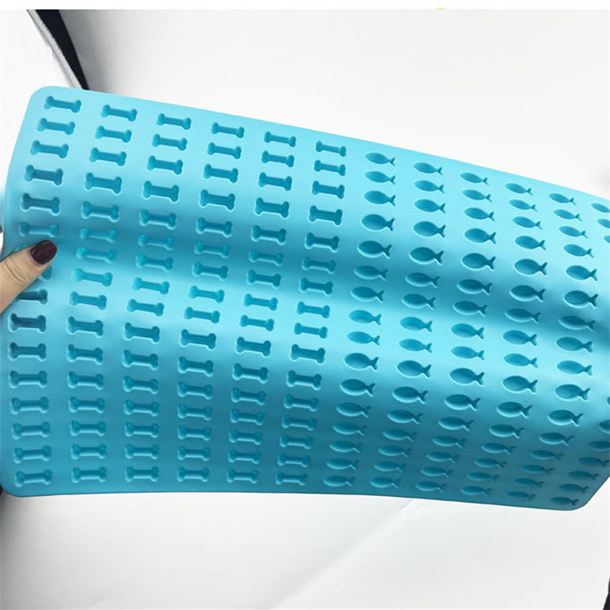Eine blaue Silikonform mit Knochen- und Fischformen zur Herstellung von Leckerlis.