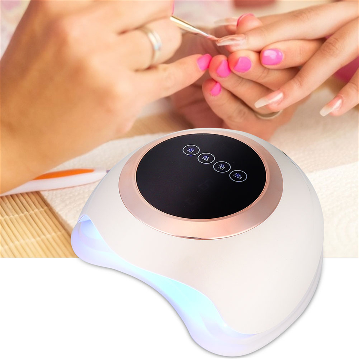Eine weiße UV-Nagellampe mit den Händen einer Frau, die Nagellack aufträgt, und Zeiteinstellungen oben.
