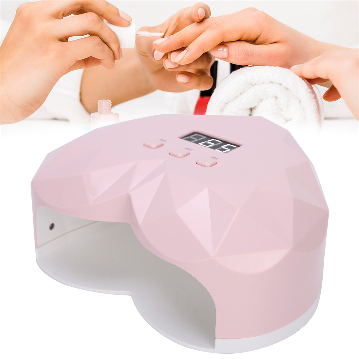 Ein rosa Nageltrockner mit Digitalanzeige. Hände lackieren davor Nägel mit rosa Nagellack.