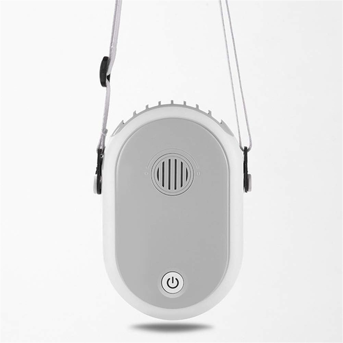 Ein weiß-grauer tragbarer Nackenventilator mit Ein/Aus-Taste und grauem Riemen. Der Hintergrund ist weiß.