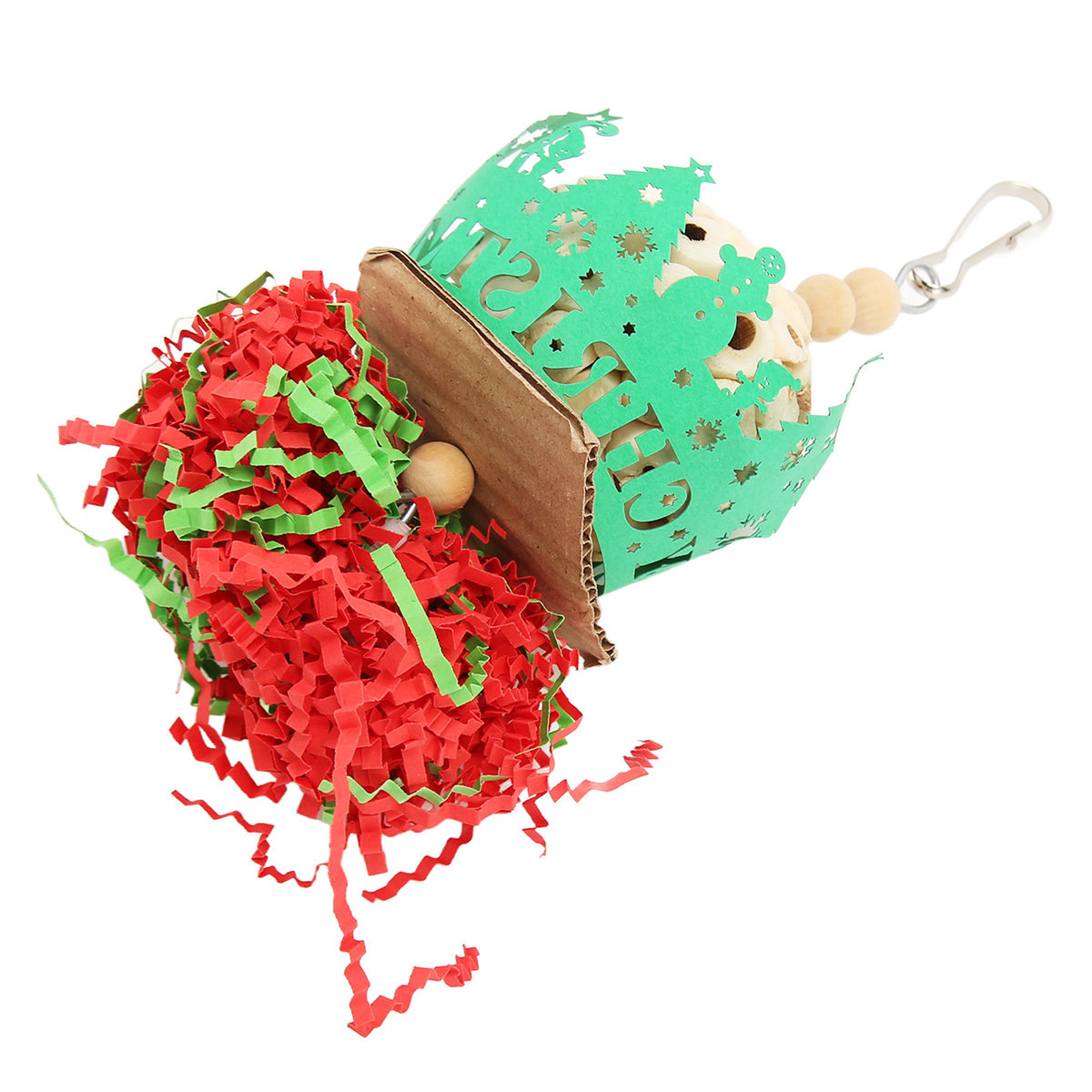 Ein grünes und rotes Weihnachtsornament für einen Vogel, mit zerfetztem Papier gefüllt.