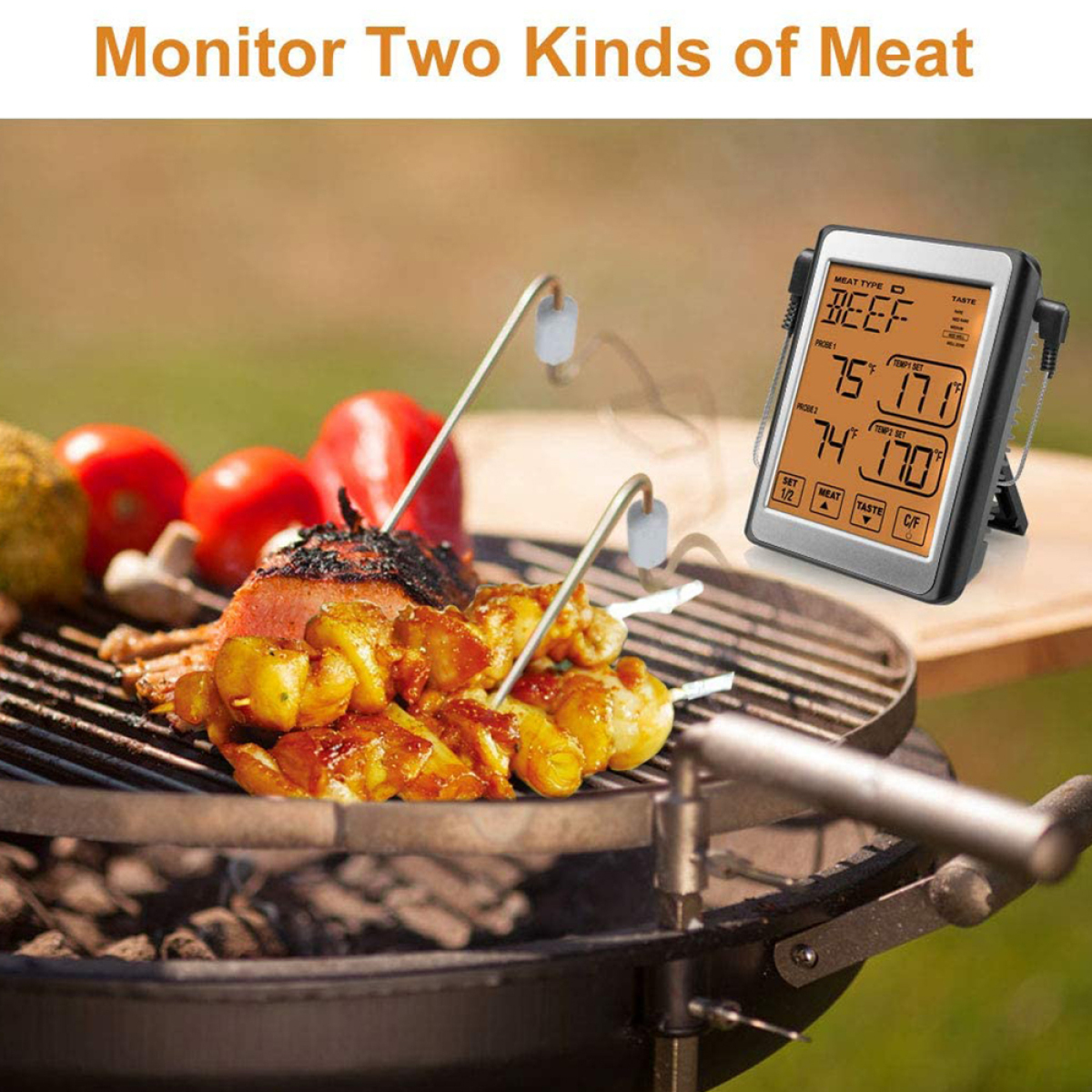 Ein Grill mit Spießen und Tomaten. Ein digitales Thermometer zeigt Fleischtemperaturen an, überwacht das Kochen.
