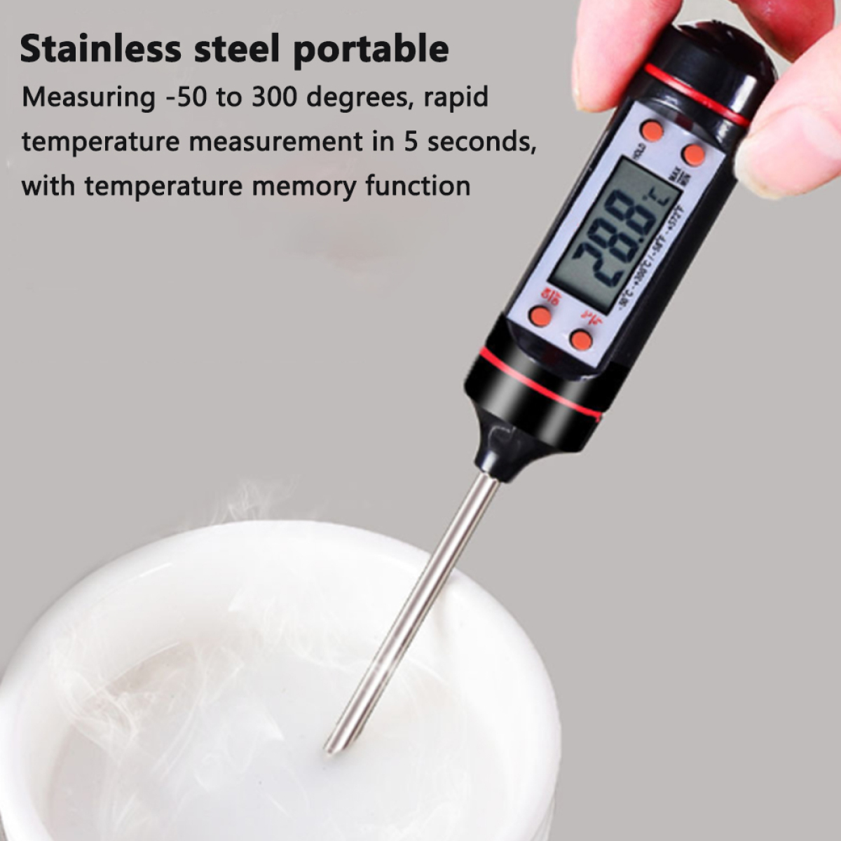 Ein digitales Thermometer misst die Temperatur in einem weißen Behälter. Das Thermometer zeigt 28,8 Grad an.