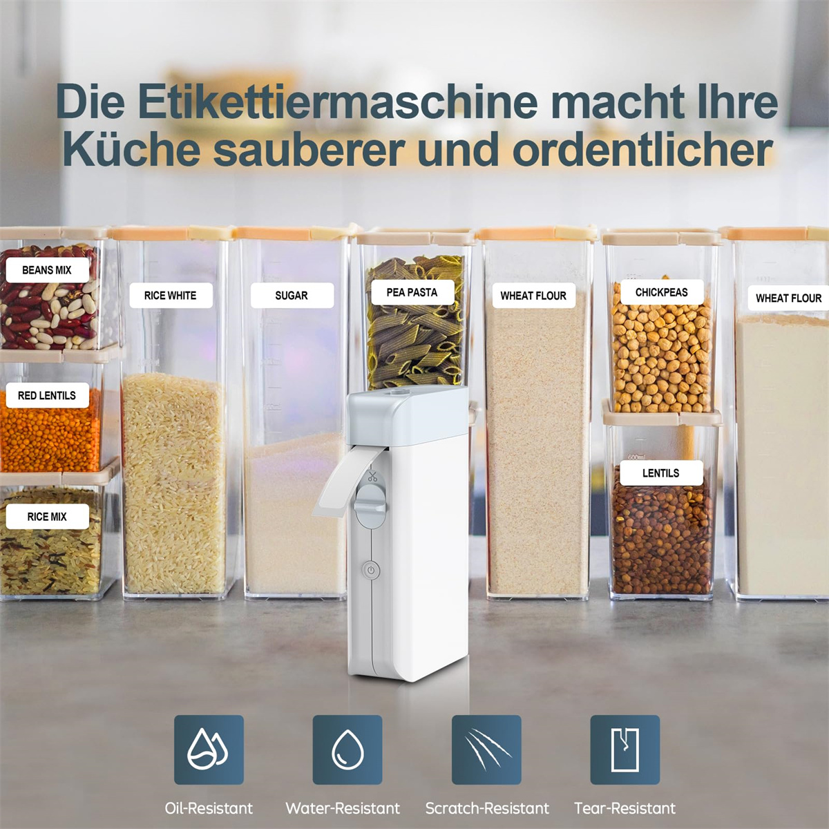 Beschriftete Behälter mit Lebensmitteln. Ein Etikettendrucker steht in der Mitte.