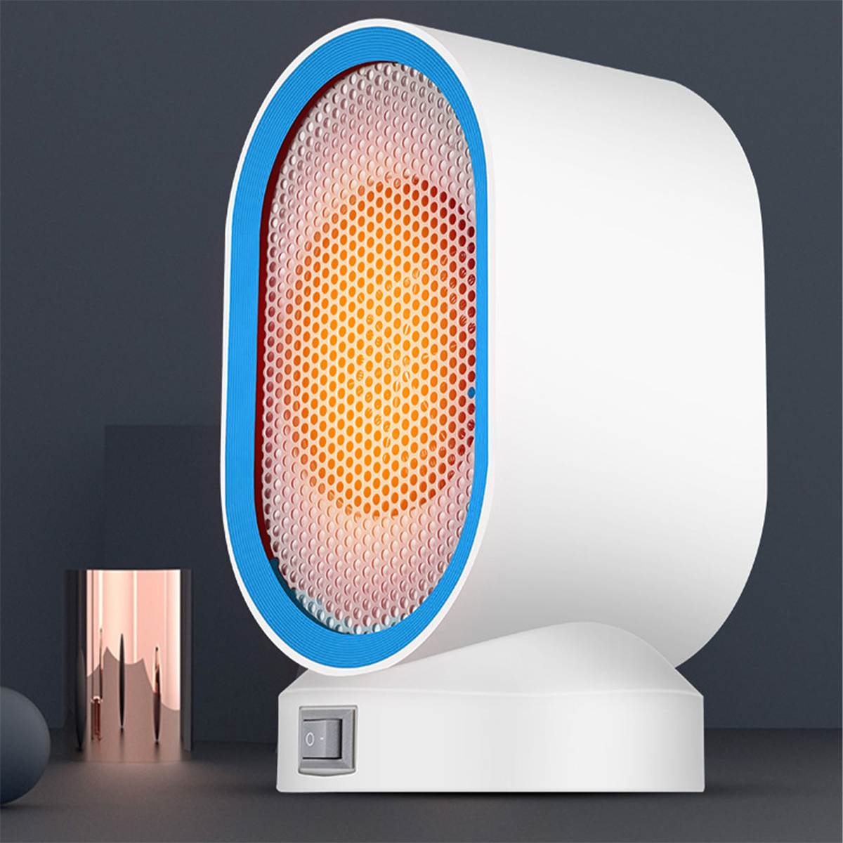 Weiß-blauer Elektroheizer mit orangefarbenem Heizelement und Schalter.