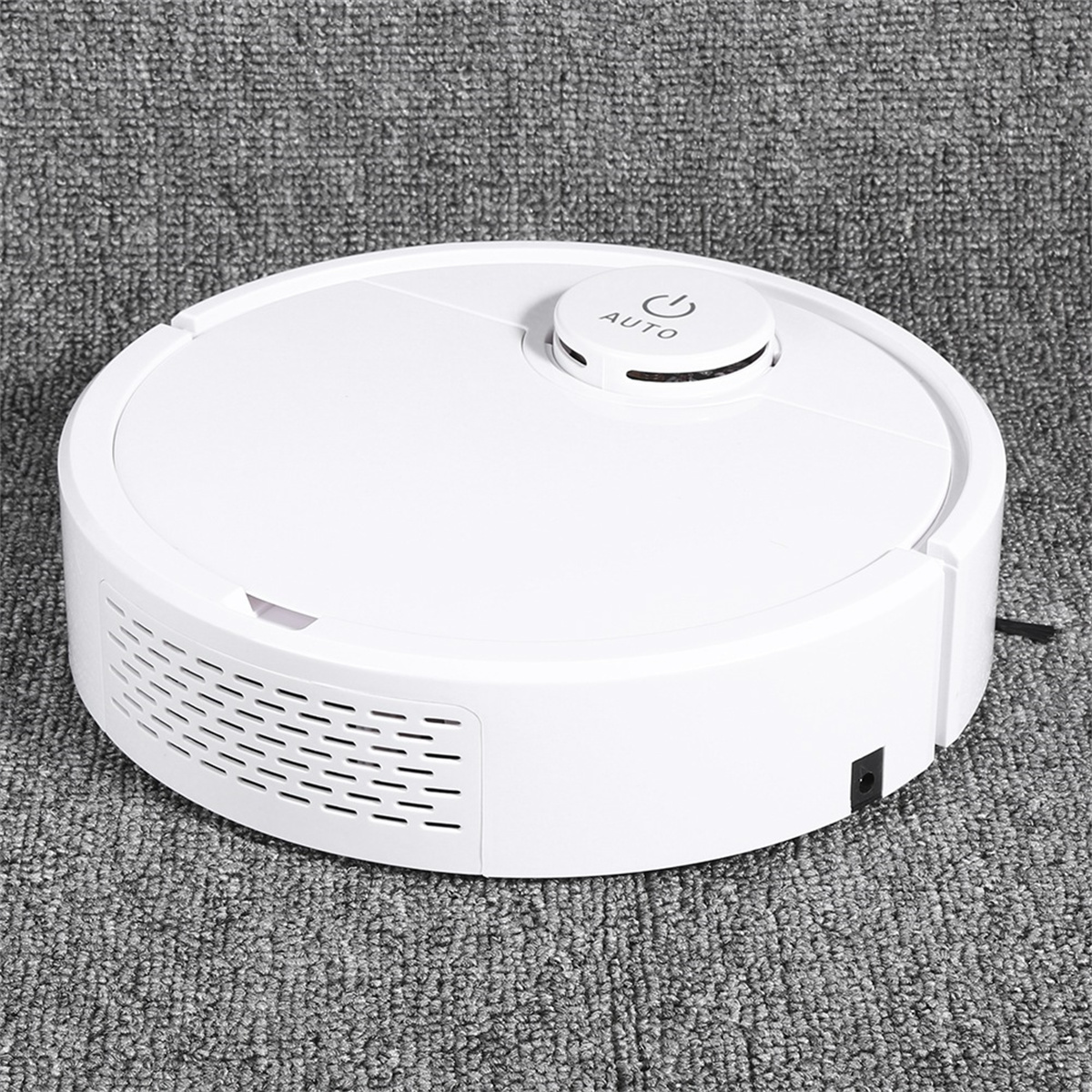 Ein weißer Roboter-Staubsauger auf einem grauen Teppich. Es hat eine zentrale Steuertaste.