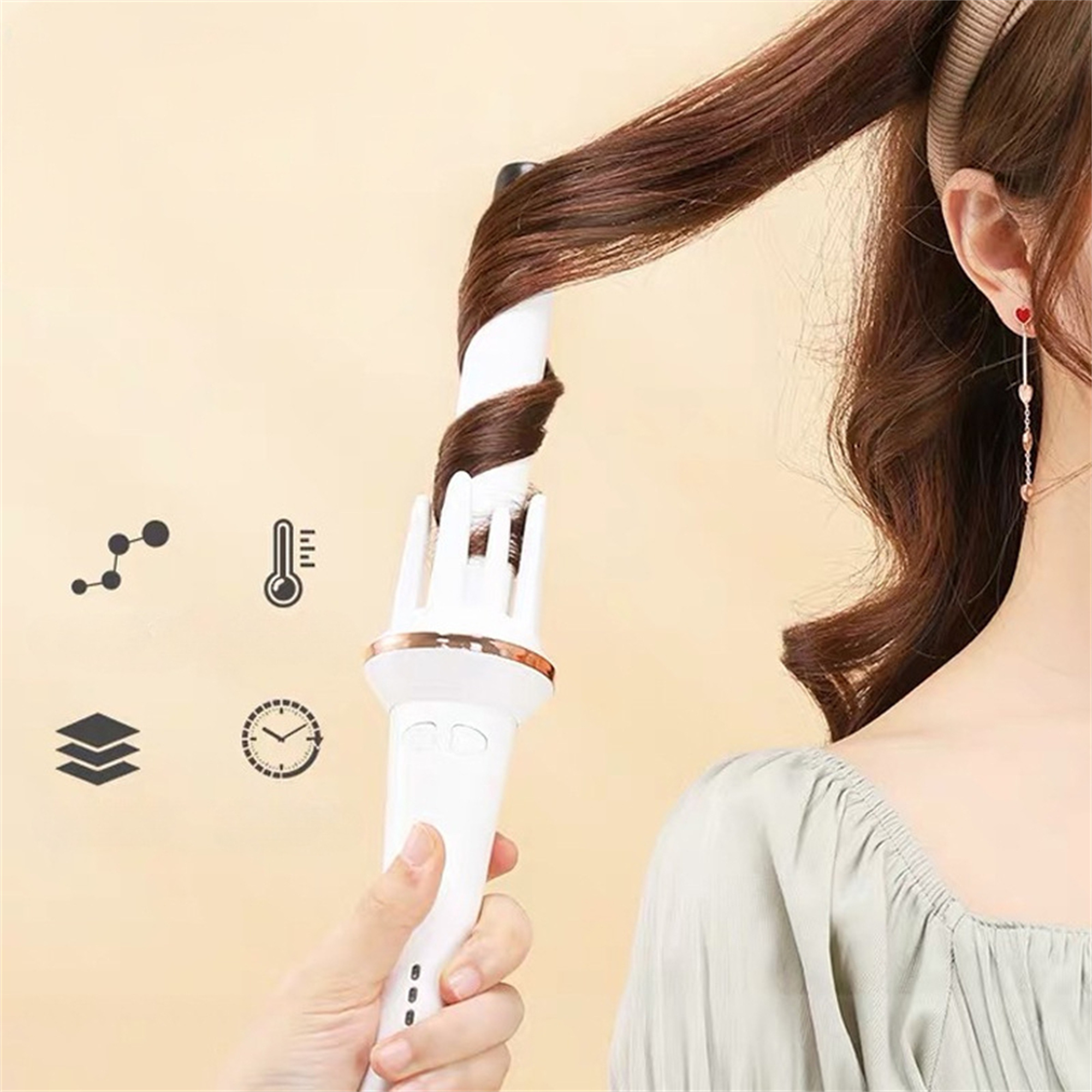 Eine Person verwendet einen Lockenstab für lange Haare. Symbole für Daten, Temperatur und Zeit sind sichtbar.