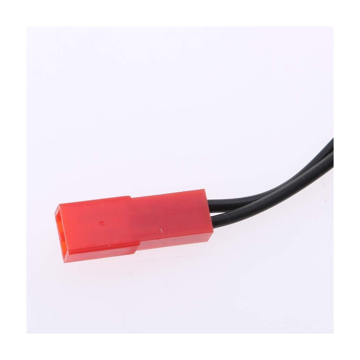 Roter elektrischer Stecker mit zwei schwarzen Drähten.
