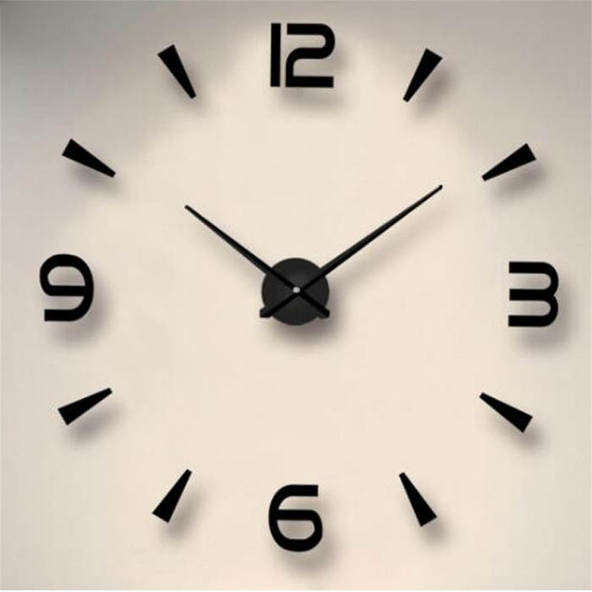 Eine Wanduhr mit schwarzen Zeigern und Zahlen. Die Zahlen sind bei 12, 3, 6 und 9. Weißer Hintergrund.