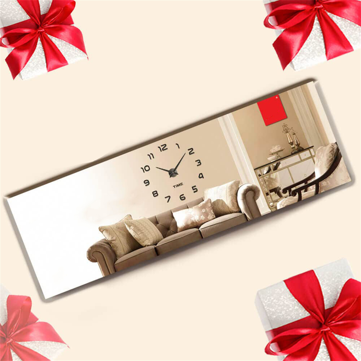 Eine große Spiegeluhr an einer Wand. Auf jeder Seite der Uhr befinden sich Geschenke.