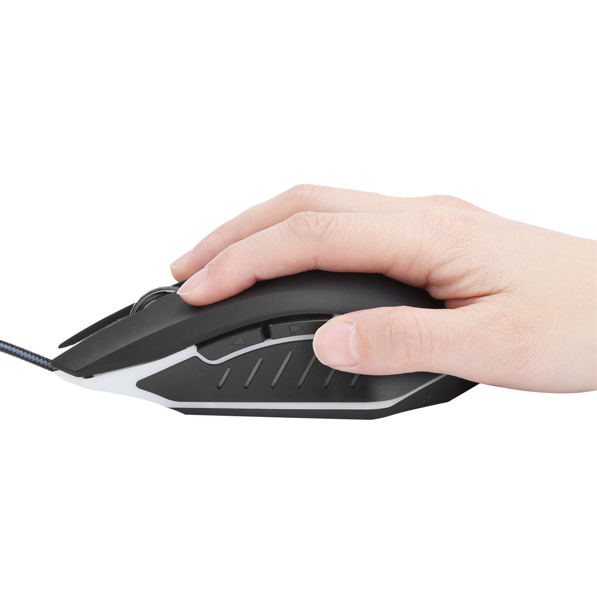 Eine Hand, die eine schwarz-weiße Computermaus mit Tasten und einem Scrollrad hält.