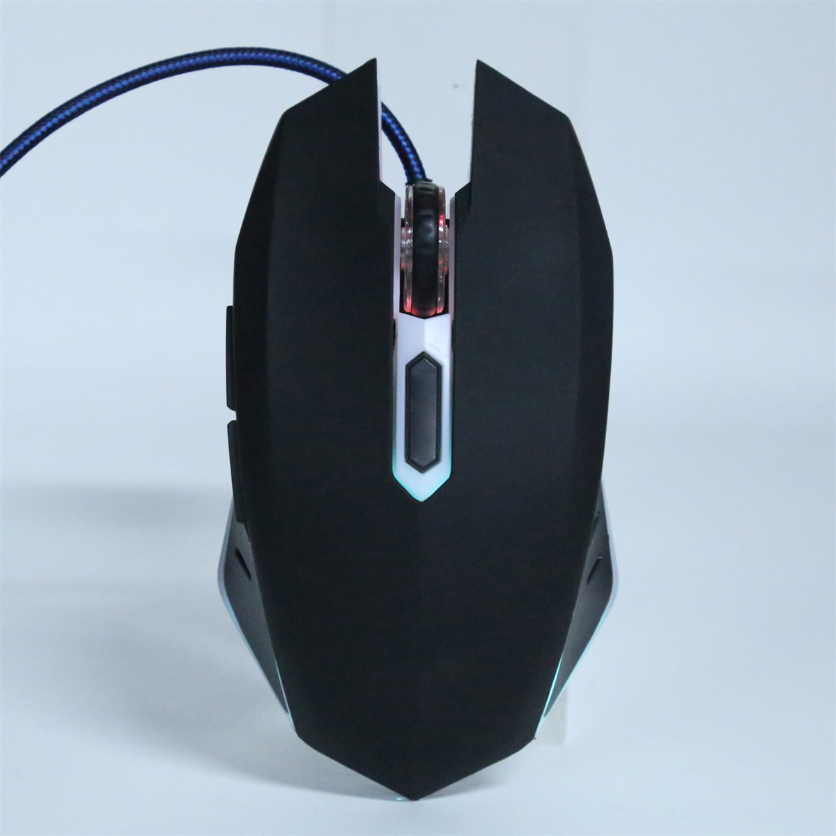 Schwarze Gaming-Maus. Sie hat eine blaue LED und ein blaues Kabel.