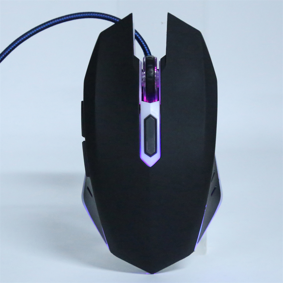Schwarze Gaming-Maus mit lila Lichtern. Schlankes Design mit scharfen Winkeln. Blaues Kabel.