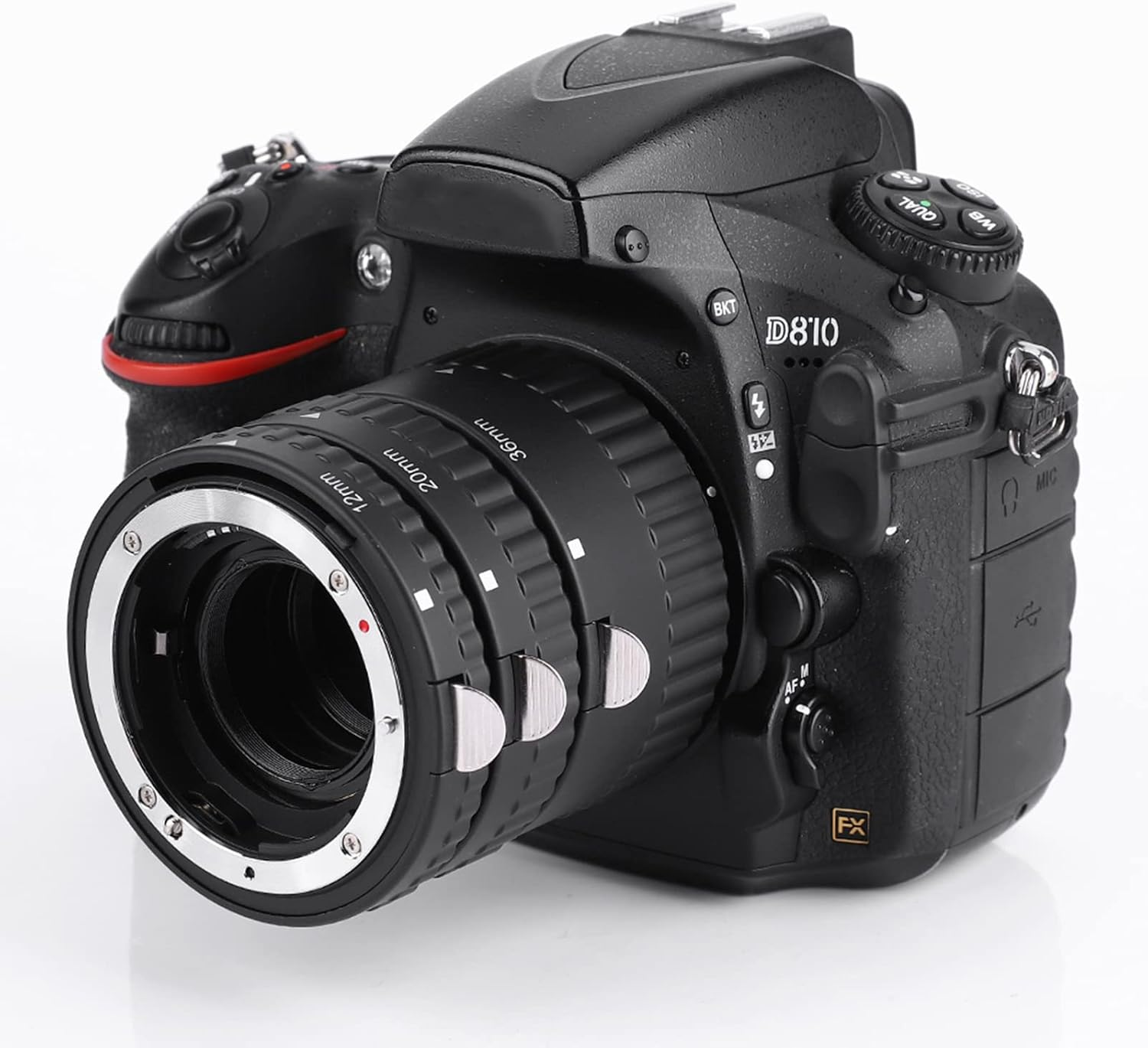 Schwarze DSLR-Kamera mit Objektiv. Das Objektiv hat mehrere Ringe und Markierungen.