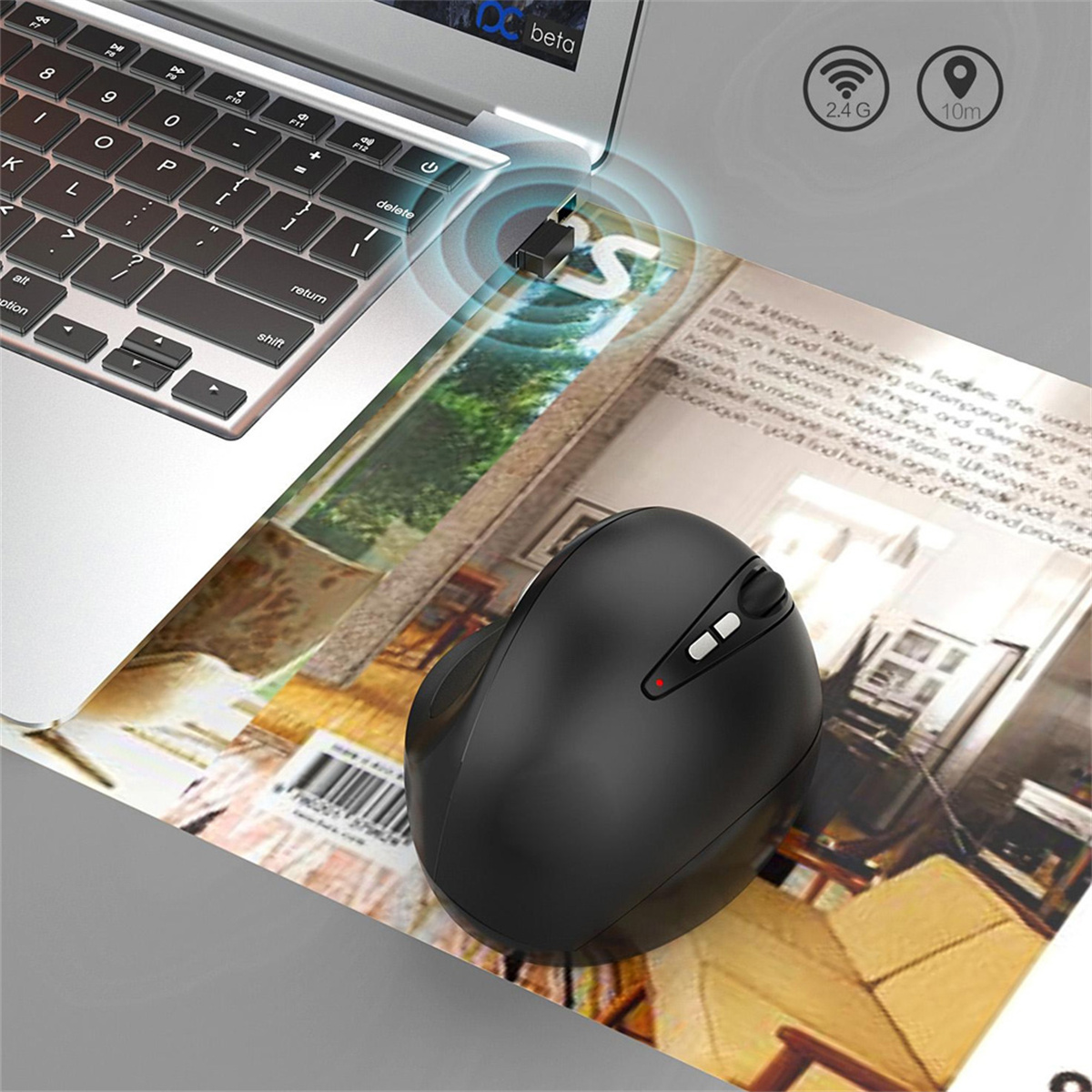 Schwarze ergonomische Maus mit USB-Empfänger und einem Laptop im Hintergrund.