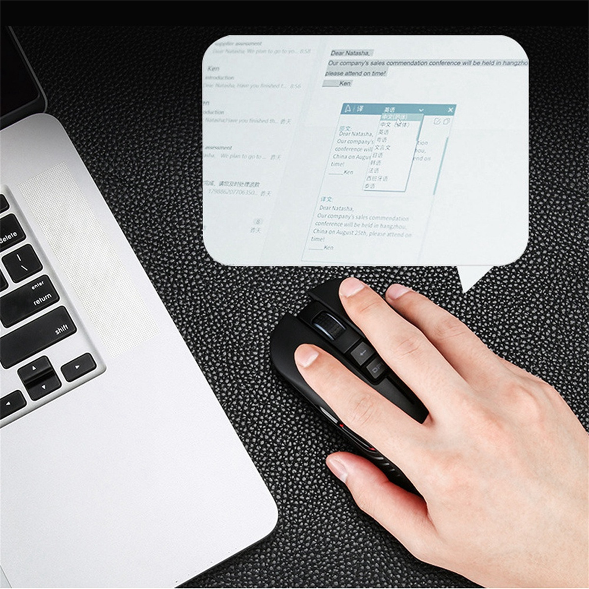 Hand benutzt schwarze Maus in der Nähe eines Laptops mit Sprechblase.