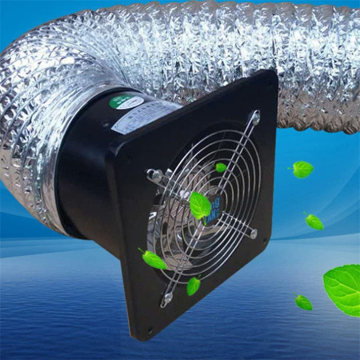 Ein Metall-Ventilator mit schwarzem Motor und einem flexiblen Silberrohr. Grüne Blätter schweben um den Ventilator.