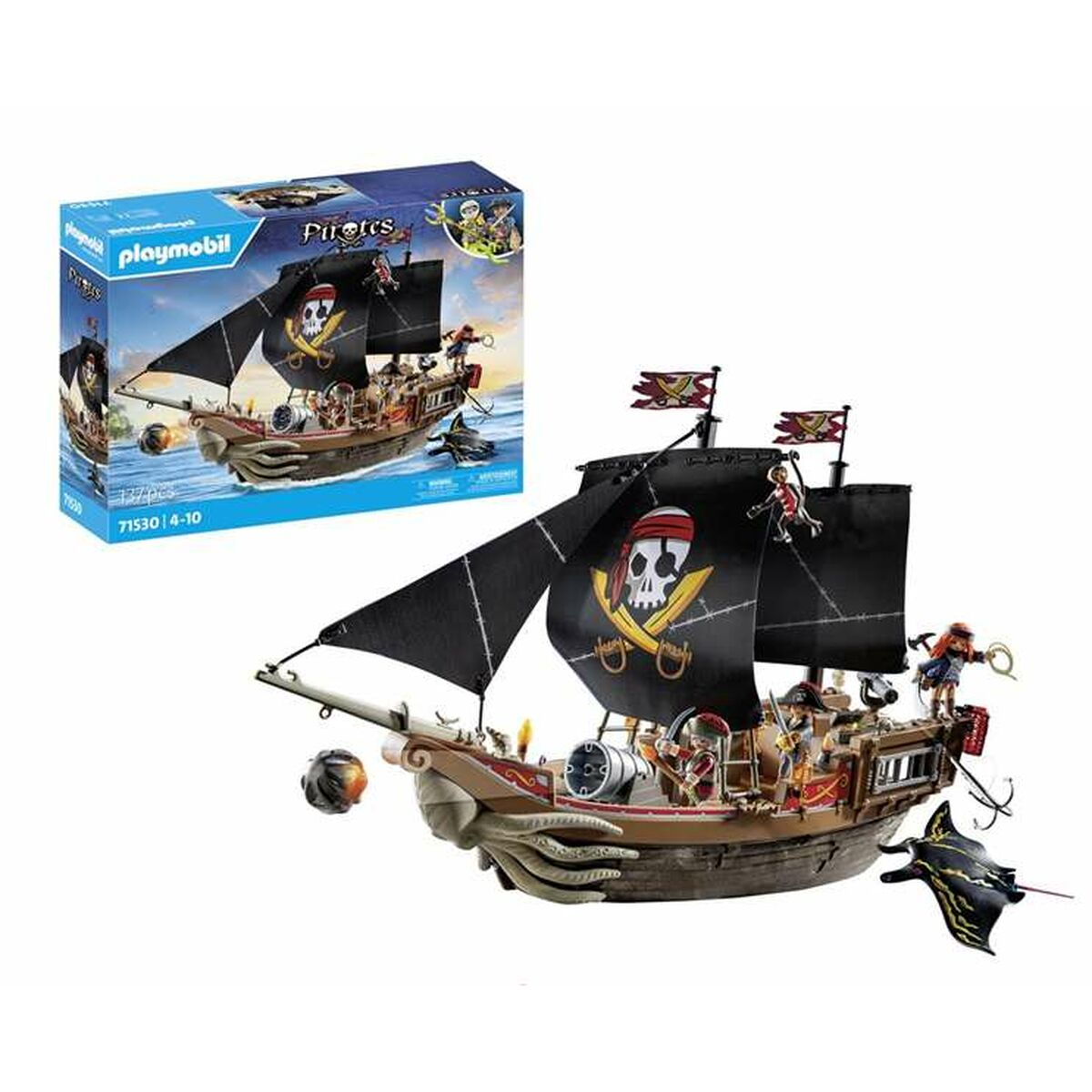 Un juguete de barco pirata Playmobil con piratas en cubierta y una caja en el fondo, sobre un fondo blanco.