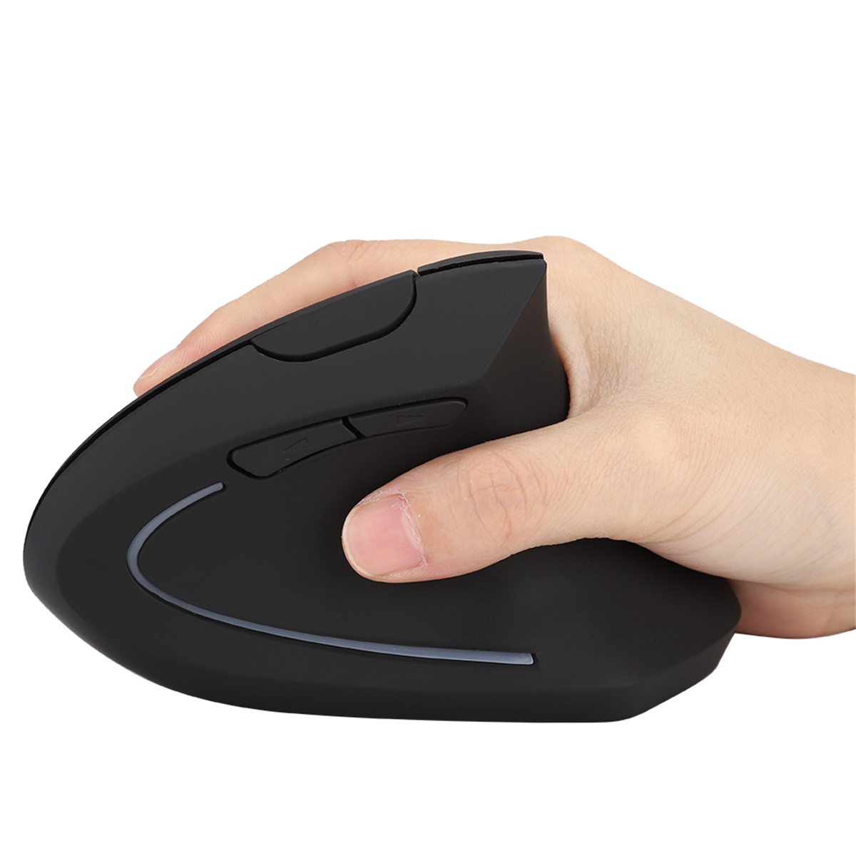Die Hand einer Person hält eine schwarze, ergonomische, vertikale Maus. Die Maus hat Knöpfe und ein geschwungenes Design.