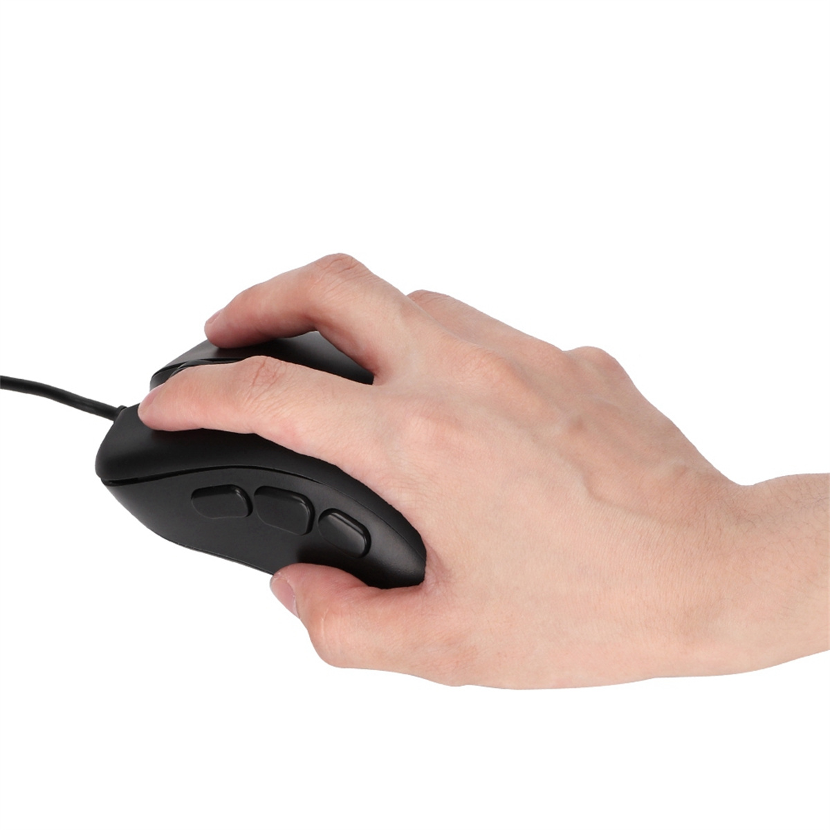 Eine Hand, die eine schwarze Maus mit drei Tasten hält. Die Maus ist kabelgebunden.