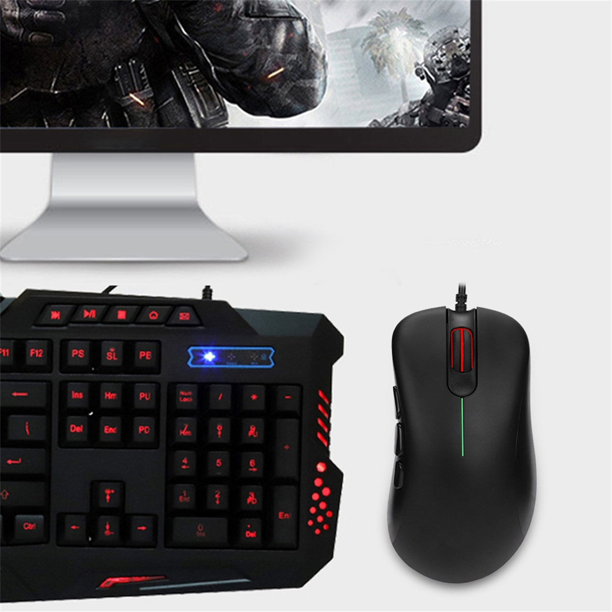 Eine schwarze Tastatur und Maus auf einem Schreibtisch, mit einem Computerbildschirm im Hintergrund.