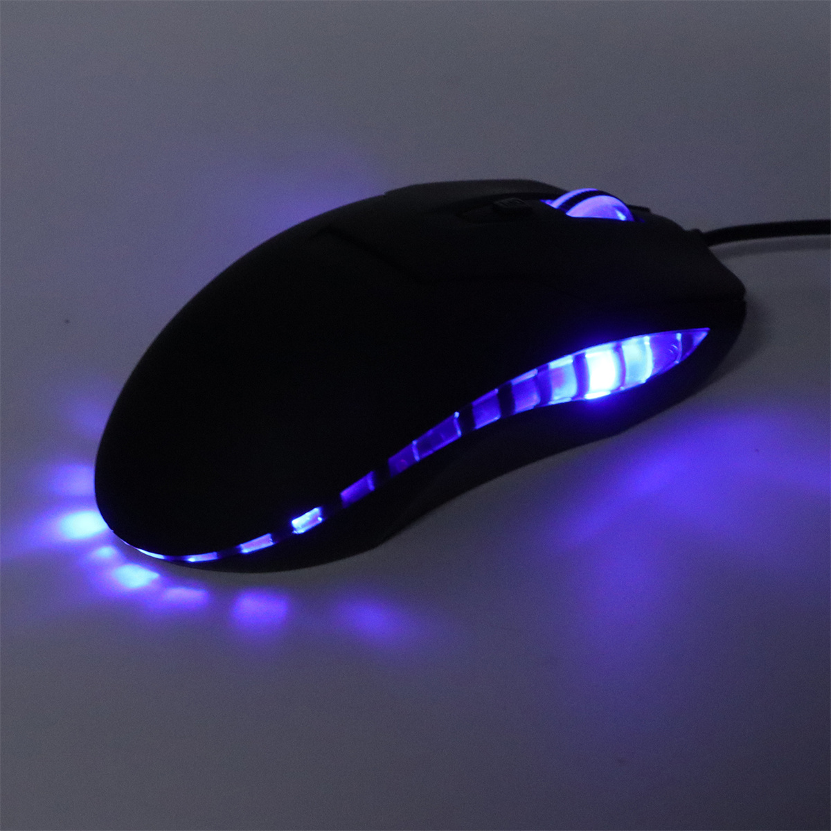 Schwarze Gaming-Maus mit blauen LED-Leuchten. Lichter sind an der Seite und vorne.