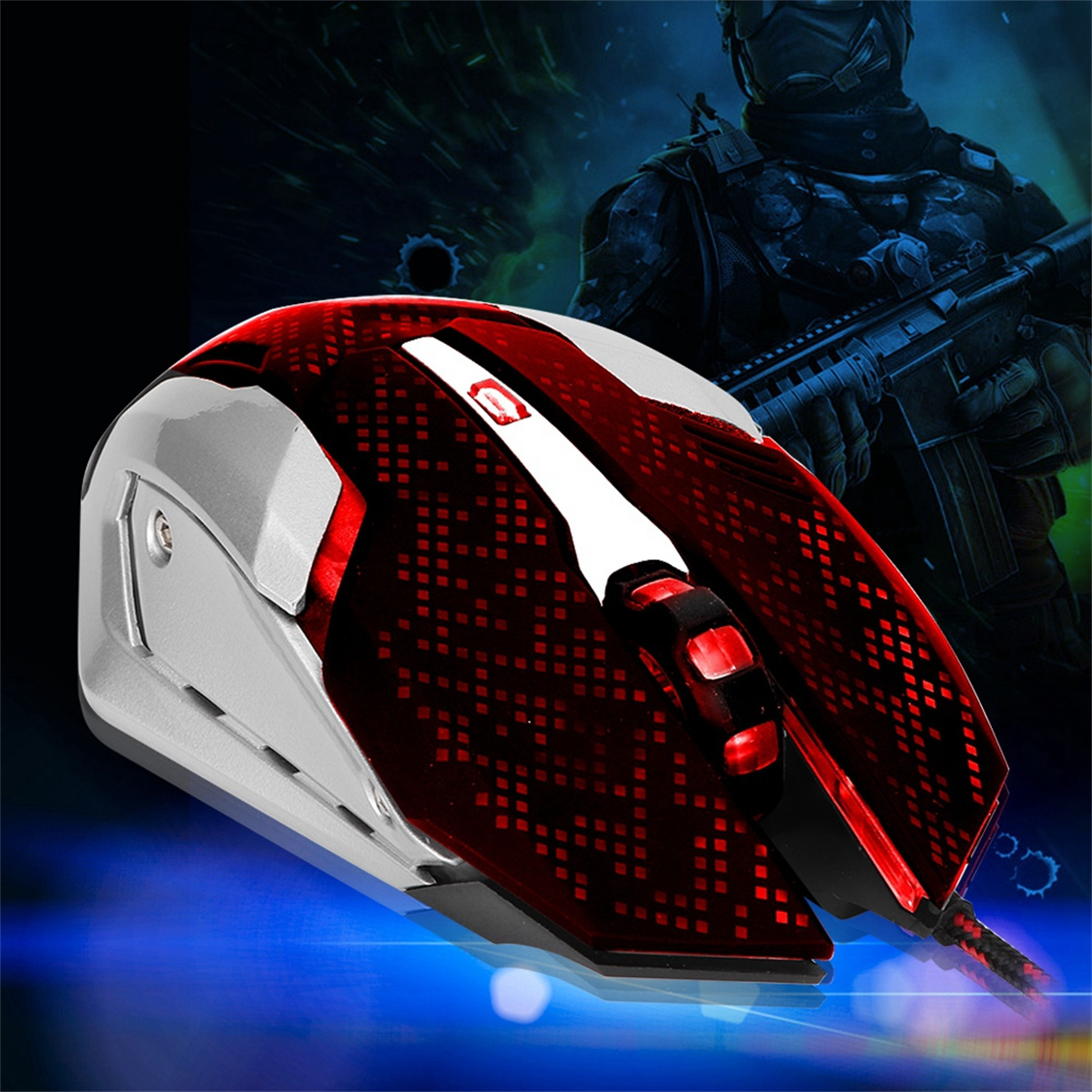 Gaming-Maus mit roter Beleuchtung auf blauem Untergrund, mit Soldat im Hintergrund.