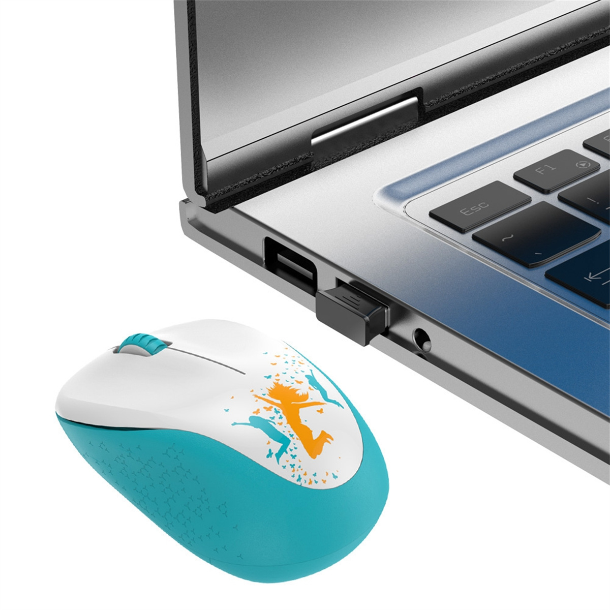 Weiße und blaue kabellose Maus. Laptop und USB-Empfänger sichtbar. Weißer Hintergrund. Springende Figur.