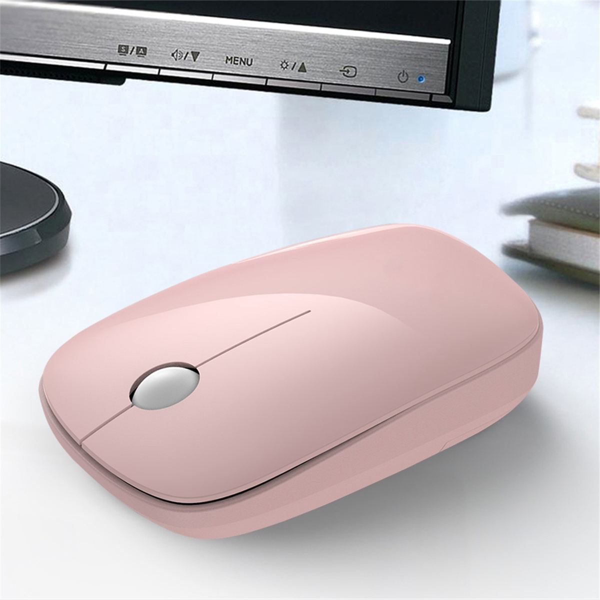 Rosafarbene Computermaus mit Scrollrad und schlankem Design, platziert auf einer hellen Oberfläche.